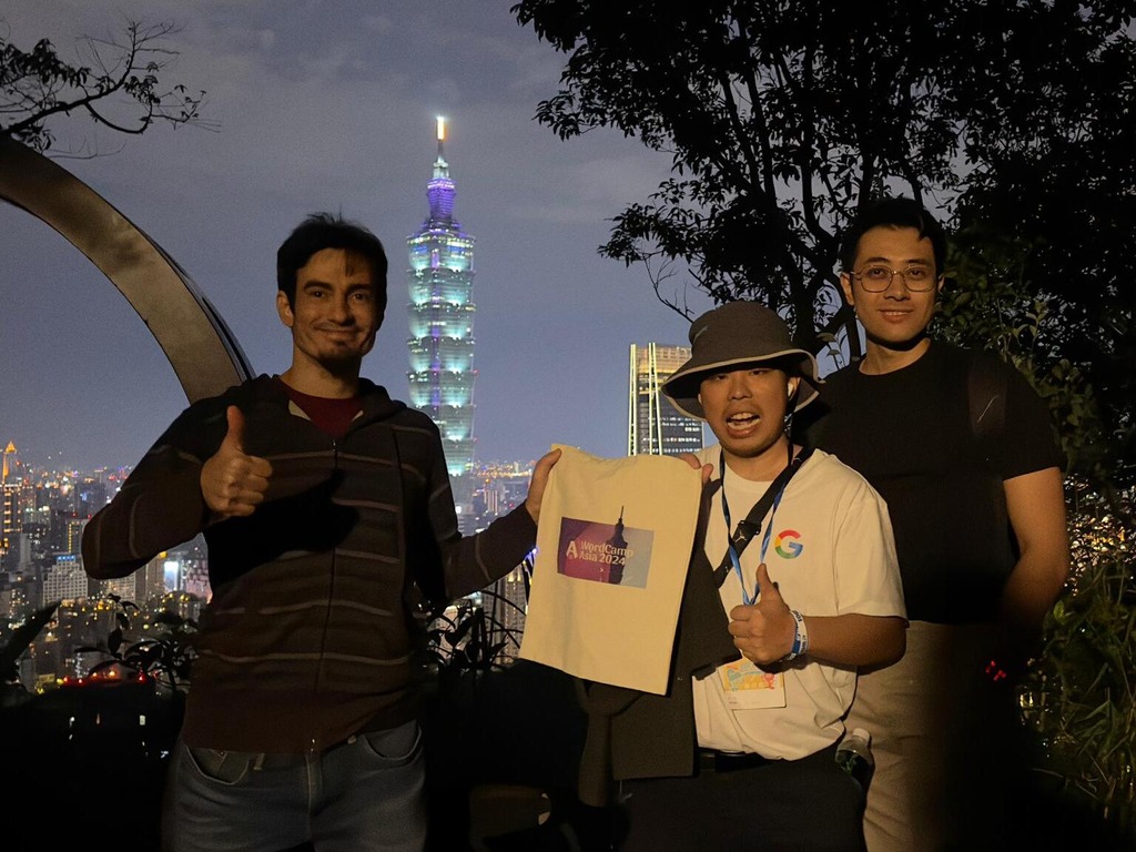 Leo (solda) Taipei'de arkadaşlarıyla